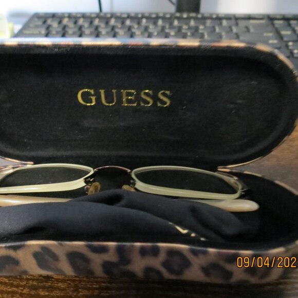 Guess 2327 Cheetah Print Frames with matching case and cleaning cloth - Picture 4 of 11